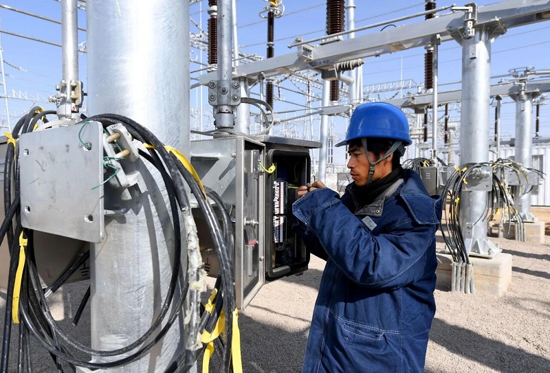 SF₆ kaitselüliti: kõrgepinge elektrivõrkude kriitiline komponent, mis tagab suurepärase jõudluse tänu suurele elektronegatiivsusele ja 100 korda õhuga võrreldes kaare kustutamise võimele. SF₆ kaitselüliti: kõrgepinge elektrivõrkude kriitiline komponent, mis tagab suurepärase jõudluse tänu suurele elektronegatiivsusele ja 100 korda õhuga võrreldes kaare kustutamise võimele.